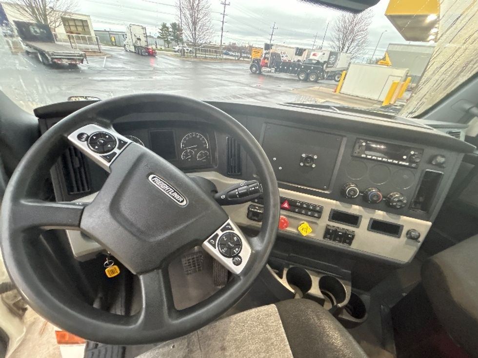 Day Cab Tractor-Heavy Duty Tractors-Freightliner-2021-T12664ST-Springfield-MO-407,622\n\t\tmiles-$ 58,250 - Image 11