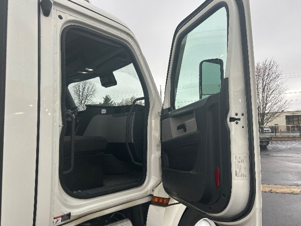 Day Cab Tractor-Heavy Duty Tractors-Freightliner-2021-T12664ST-Springfield-MO-407,622\n\t\tmiles-$ 58,250 - Image 12
