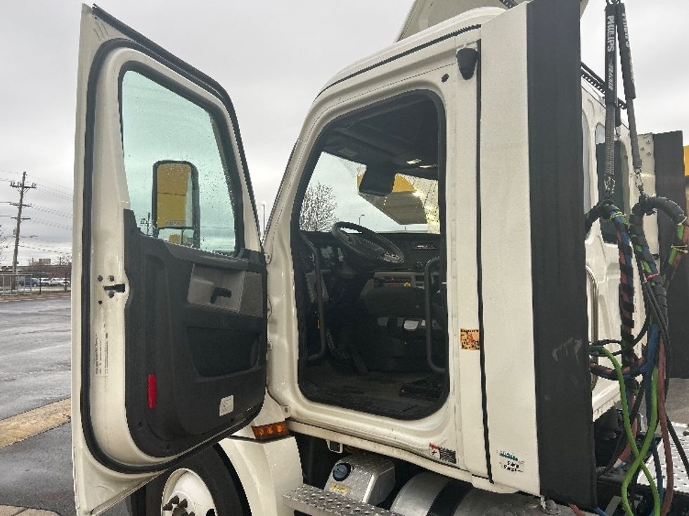 Day Cab Tractor-Heavy Duty Tractors-Freightliner-2021-T12664ST-Springfield-MO-407,622\n\t\tmiles-$ 58,250 - Image 9