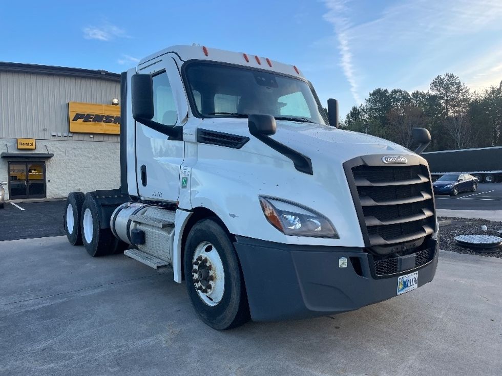 Day Cab Tractor-Heavy Duty Tractors-Freightliner-2021-T12664ST-Statesville-NC-303,065\n\t\tmiles-$ 63,000 - Image 1