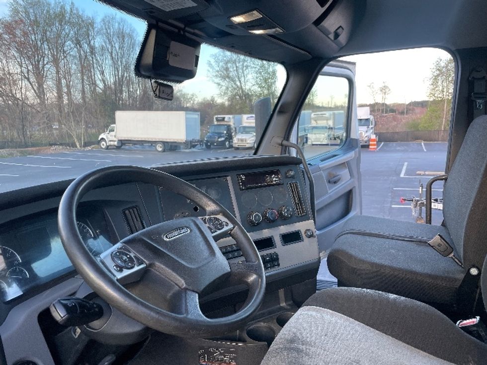 Day Cab Tractor-Heavy Duty Tractors-Freightliner-2021-T12664ST-Statesville-NC-303,065\n\t\tmiles-$ 63,000 - Image 10