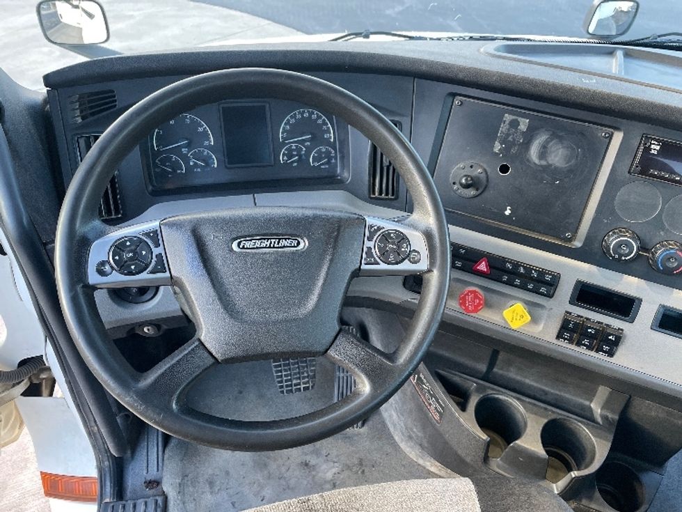 Day Cab Tractor-Heavy Duty Tractors-Freightliner-2021-T12664ST-Statesville-NC-303,065\n\t\tmiles-$ 63,000 - Image 11