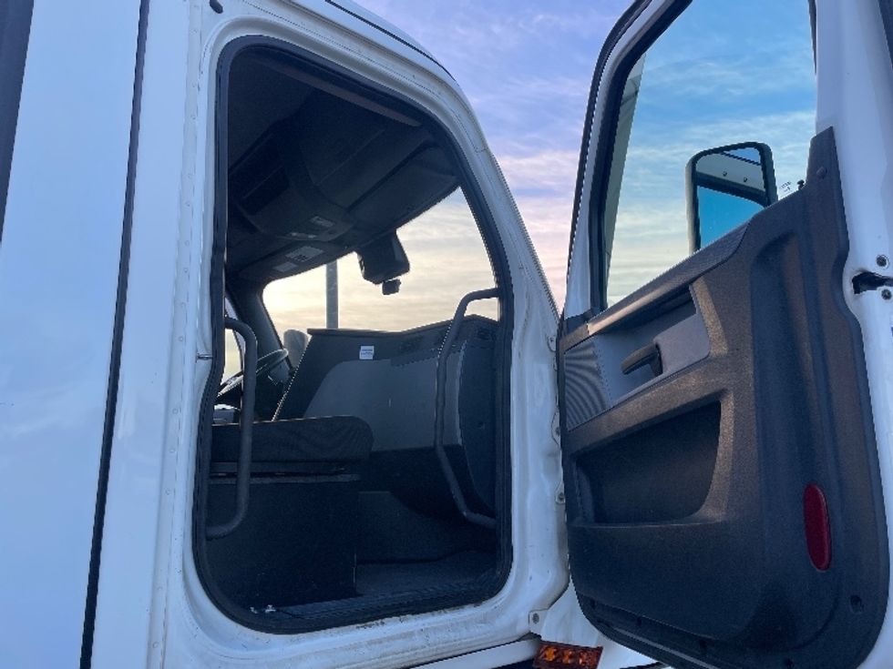 Day Cab Tractor-Heavy Duty Tractors-Freightliner-2021-T12664ST-Statesville-NC-303,065\n\t\tmiles-$ 63,000 - Image 12