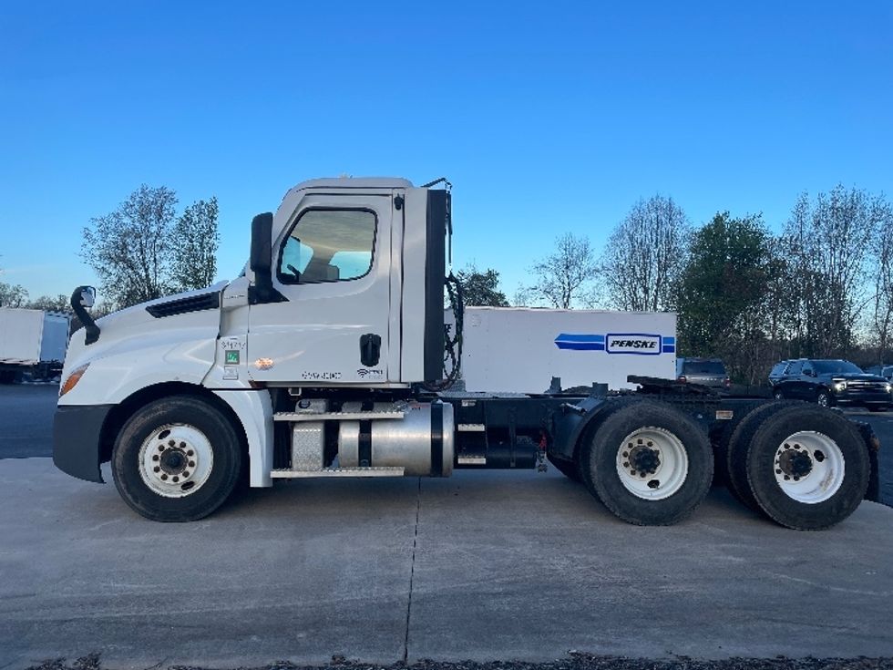 Day Cab Tractor-Heavy Duty Tractors-Freightliner-2021-T12664ST-Statesville-NC-303,065\n\t\tmiles-$ 63,000 - Image 4