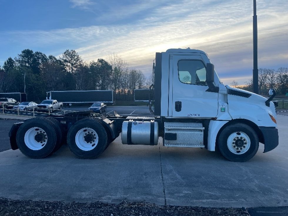 Day Cab Tractor-Heavy Duty Tractors-Freightliner-2021-T12664ST-Statesville-NC-303,065\n\t\tmiles-$ 63,000 - Image 8