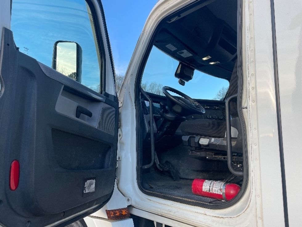 Day Cab Tractor-Heavy Duty Tractors-Freightliner-2021-T12664ST-Statesville-NC-303,065\n\t\tmiles-$ 63,000 - Image 9