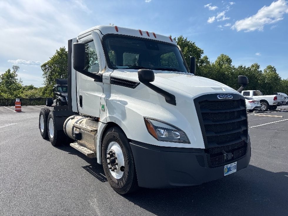Day Cab Tractor-Heavy Duty Tractors-Freightliner-2021-T12664ST-Statesville-NC-318,814\n\t\tmiles-$ 63,250 - Image 1