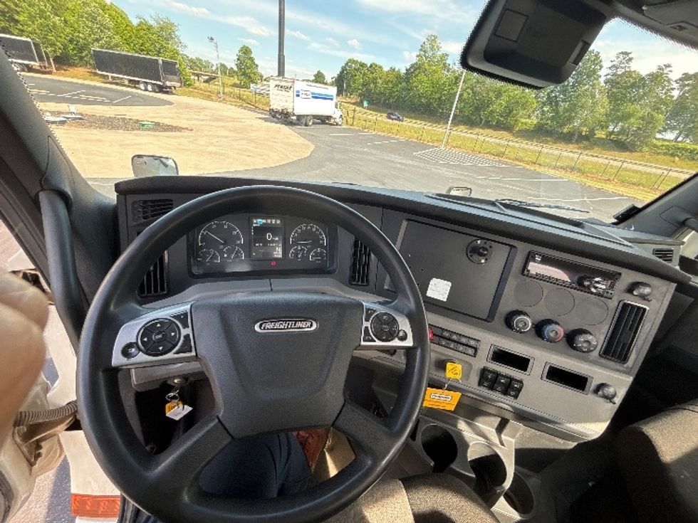 Day Cab Tractor-Heavy Duty Tractors-Freightliner-2021-T12664ST-Statesville-NC-318,814\n\t\tmiles-$ 63,250 - Image 11