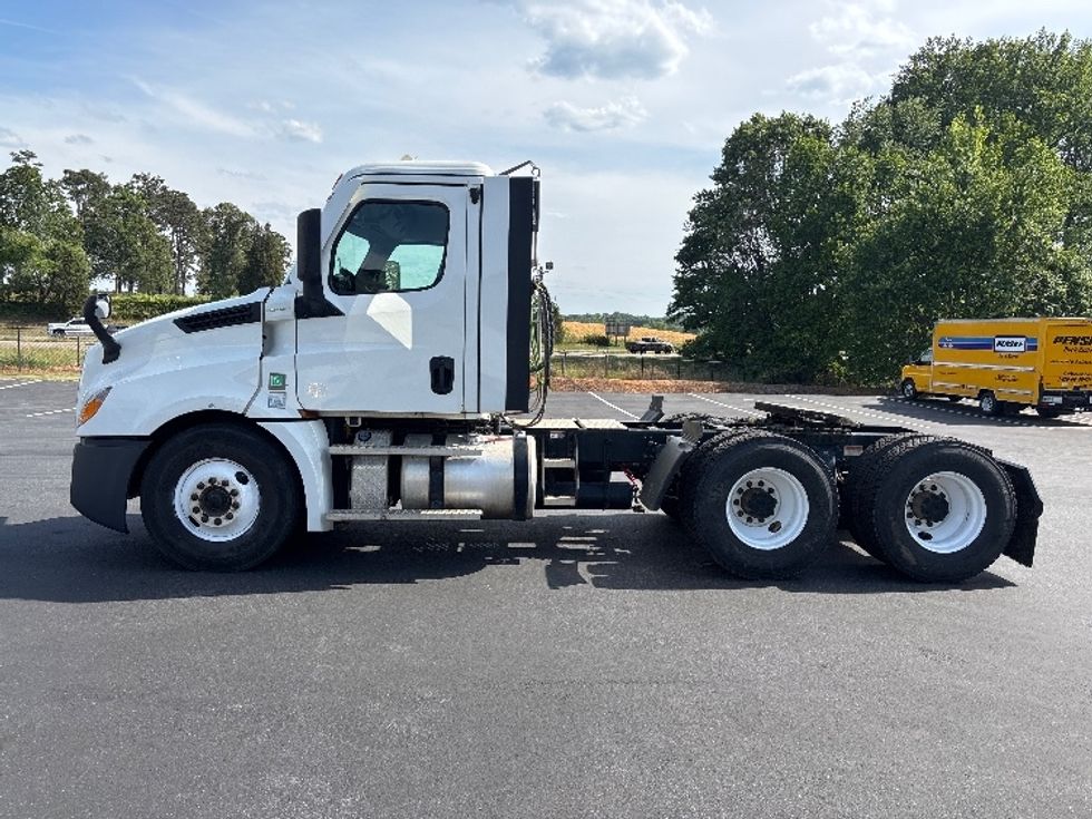 Day Cab Tractor-Heavy Duty Tractors-Freightliner-2021-T12664ST-Statesville-NC-318,814\n\t\tmiles-$ 63,250 - Image 4