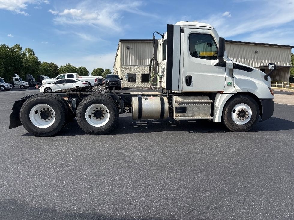 Day Cab Tractor-Heavy Duty Tractors-Freightliner-2021-T12664ST-Statesville-NC-318,814\n\t\tmiles-$ 63,250 - Image 8