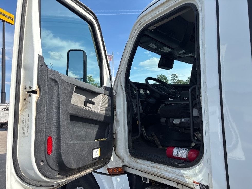 Day Cab Tractor-Heavy Duty Tractors-Freightliner-2021-T12664ST-Statesville-NC-318,814\n\t\tmiles-$ 63,250 - Image 9