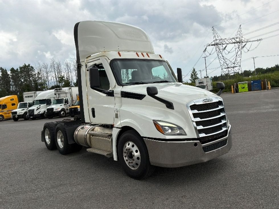 Day Cab Tractor-Heavy Duty Tractors-Freightliner-2021-T12664ST-Ste-Foy-PQ-371,142\n\t\tkm-$ 89,250 - Image 1