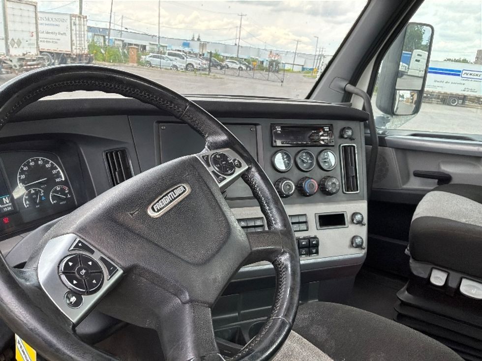 Day Cab Tractor-Heavy Duty Tractors-Freightliner-2021-T12664ST-Ste-Foy-PQ-371,142\n\t\tkm-$ 89,250 - Image 10