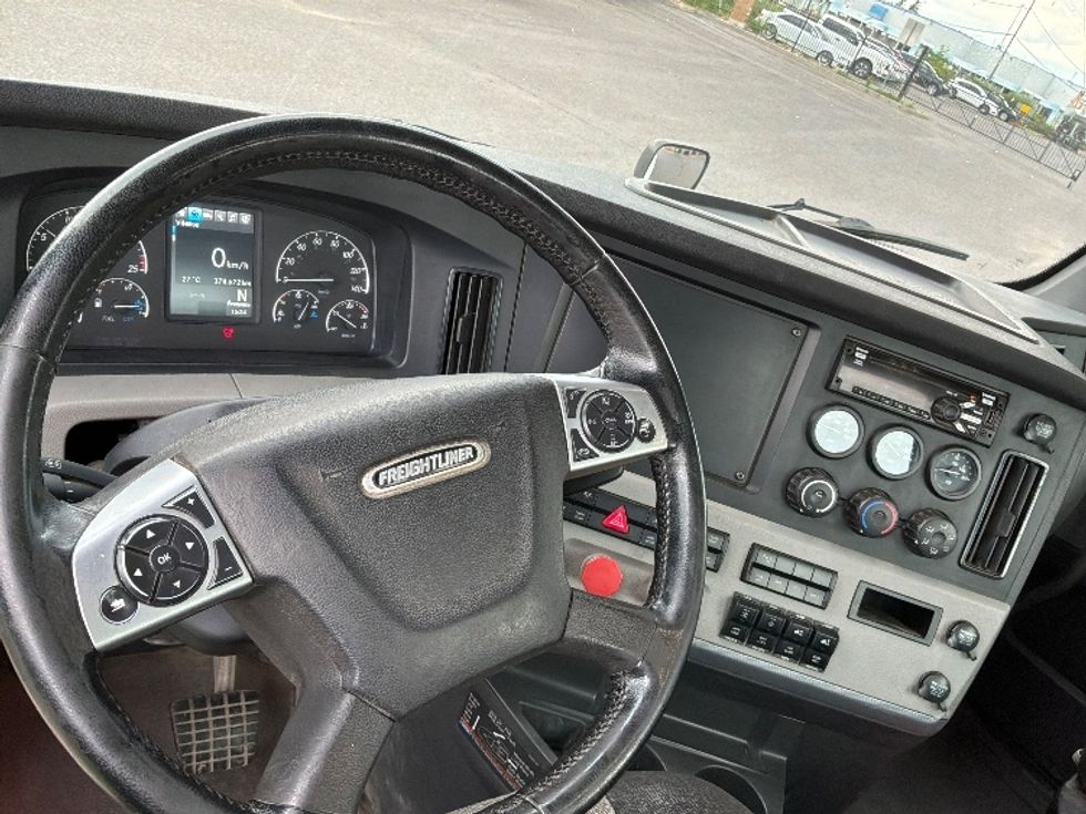 Day Cab Tractor-Heavy Duty Tractors-Freightliner-2021-T12664ST-Ste-Foy-PQ-371,142\n\t\tkm-$ 89,250 - Image 11