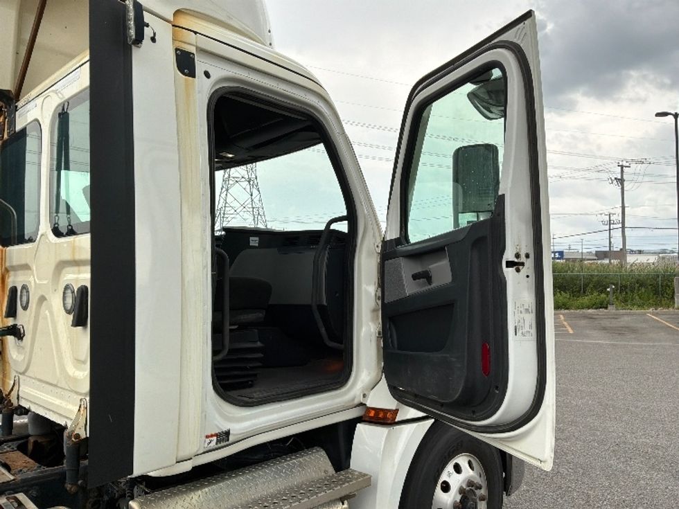 Day Cab Tractor-Heavy Duty Tractors-Freightliner-2021-T12664ST-Ste-Foy-PQ-371,142\n\t\tkm-$ 89,250 - Image 12