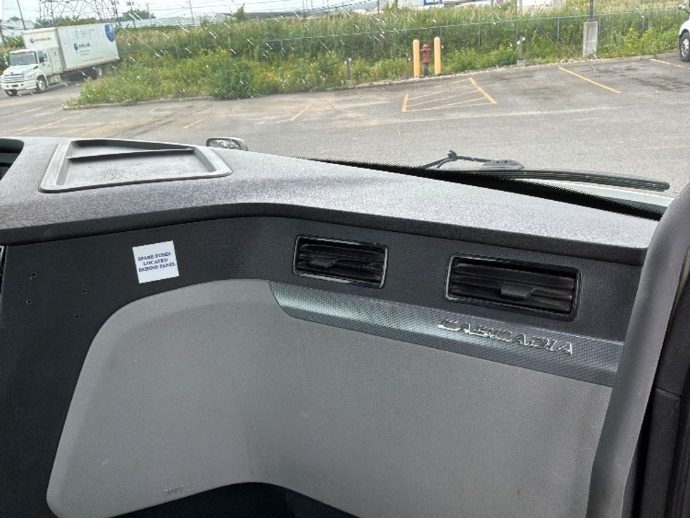 Day Cab Tractor-Heavy Duty Tractors-Freightliner-2021-T12664ST-Ste-Foy-PQ-371,142\n\t\tkm-$ 89,250 - Image 13