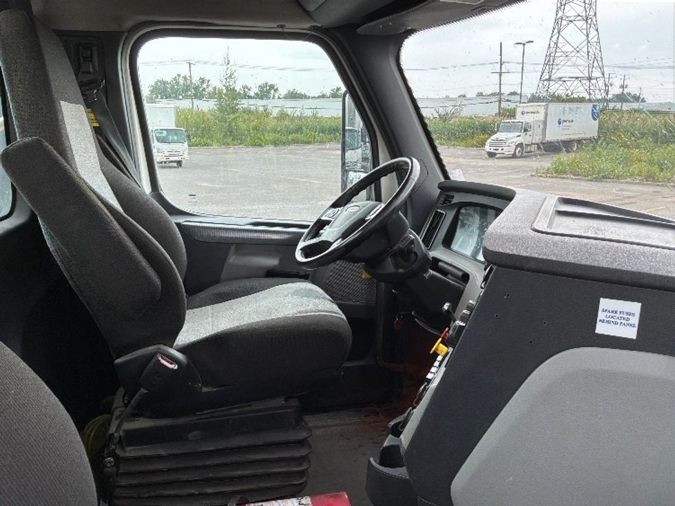 Day Cab Tractor-Heavy Duty Tractors-Freightliner-2021-T12664ST-Ste-Foy-PQ-371,142\n\t\tkm-$ 89,250 - Image 14