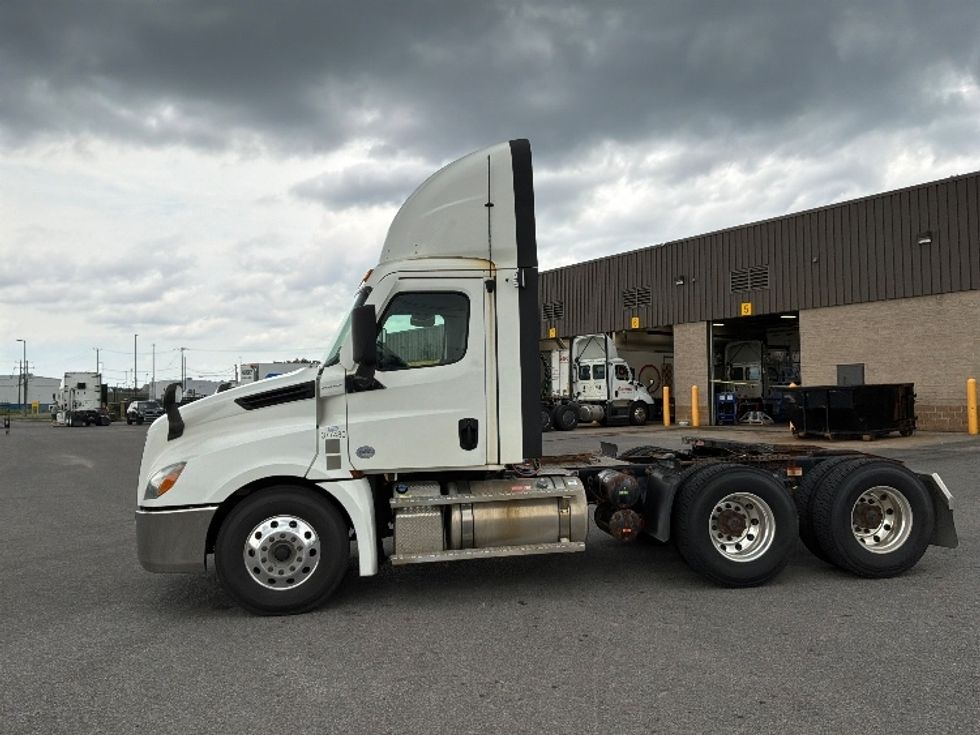 Day Cab Tractor-Heavy Duty Tractors-Freightliner-2021-T12664ST-Ste-Foy-PQ-371,142\n\t\tkm-$ 89,250 - Image 4