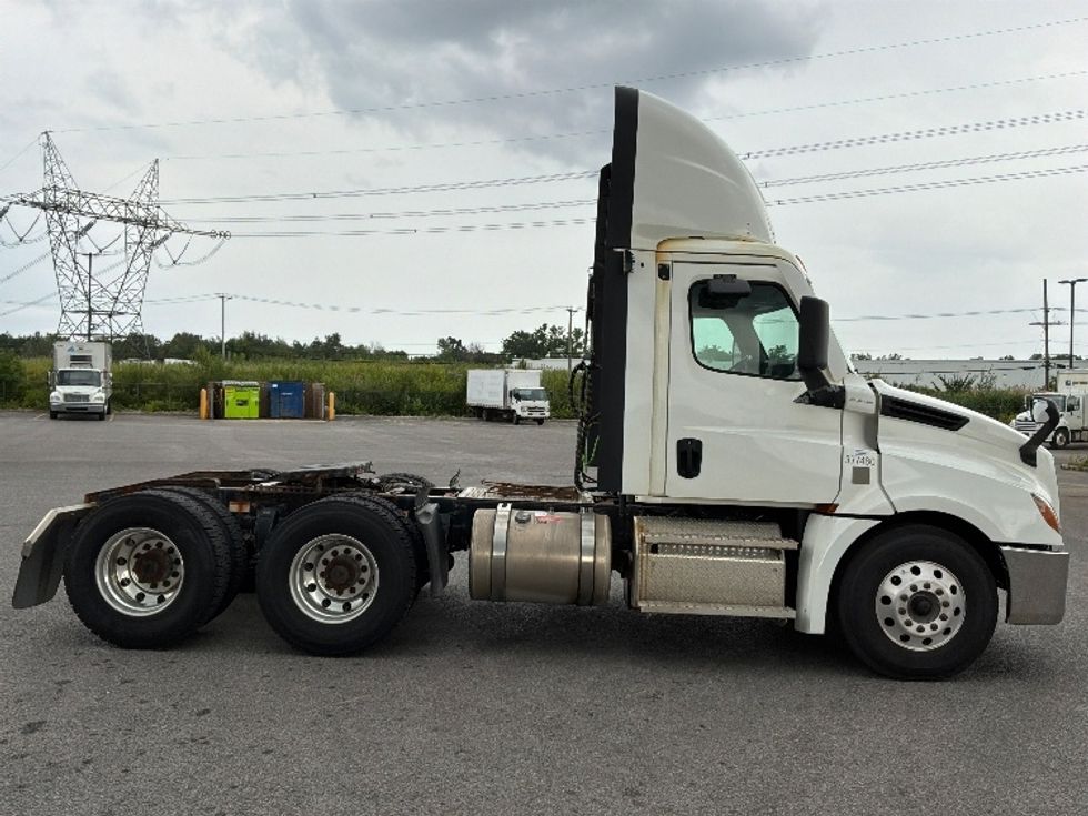 Day Cab Tractor-Heavy Duty Tractors-Freightliner-2021-T12664ST-Ste-Foy-PQ-371,142\n\t\tkm-$ 89,250 - Image 8