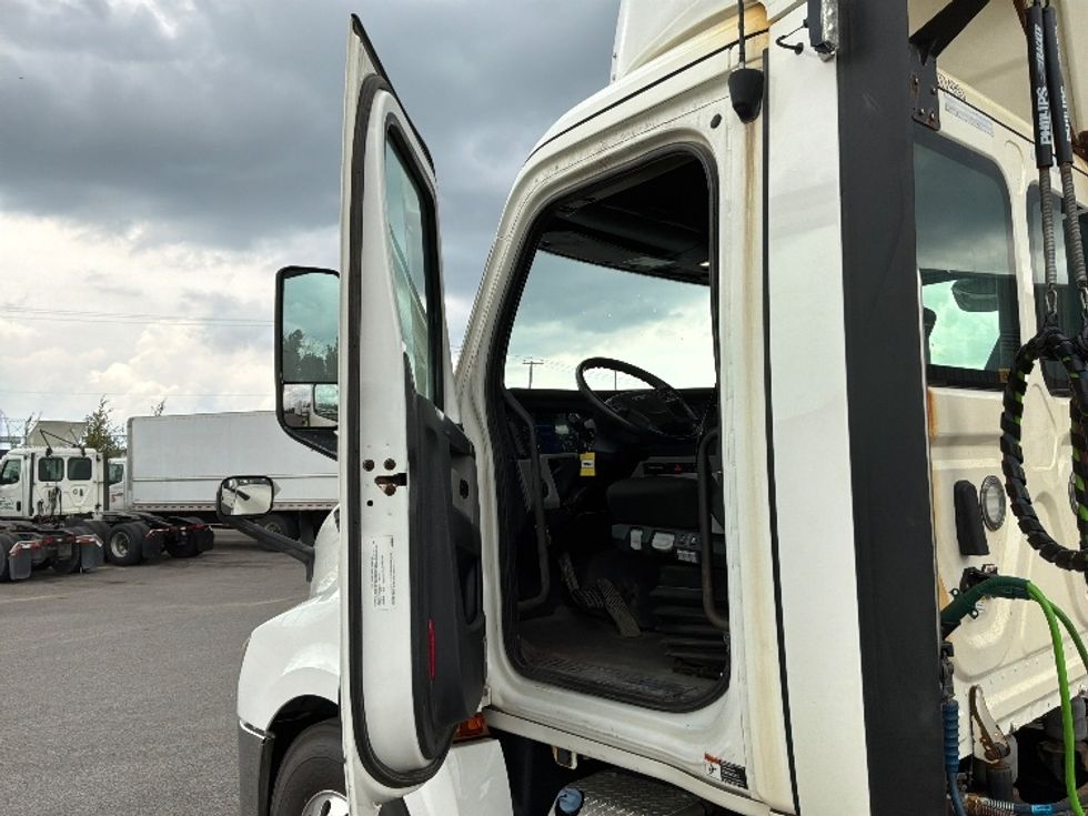 Day Cab Tractor-Heavy Duty Tractors-Freightliner-2021-T12664ST-Ste-Foy-PQ-371,142\n\t\tkm-$ 89,250 - Image 9