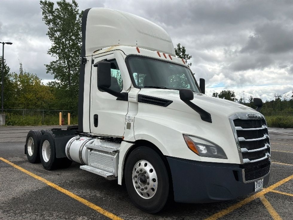 Day Cab Tractor-Heavy Duty Tractors-Freightliner-2021-T12664ST-Ste-Foy-PQ-819,823\n\t\tkm-$ 59,250 - Image 1