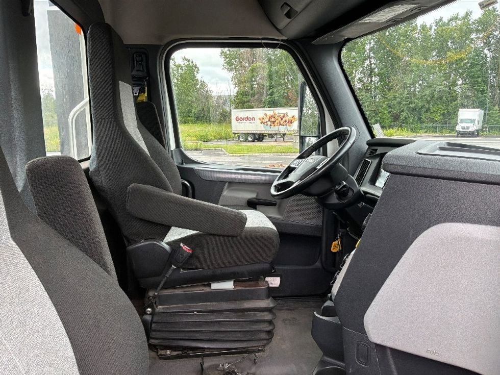 Day Cab Tractor-Heavy Duty Tractors-Freightliner-2021-T12664ST-Ste-Foy-PQ-819,823\n\t\tkm-$ 59,250 - Image 12
