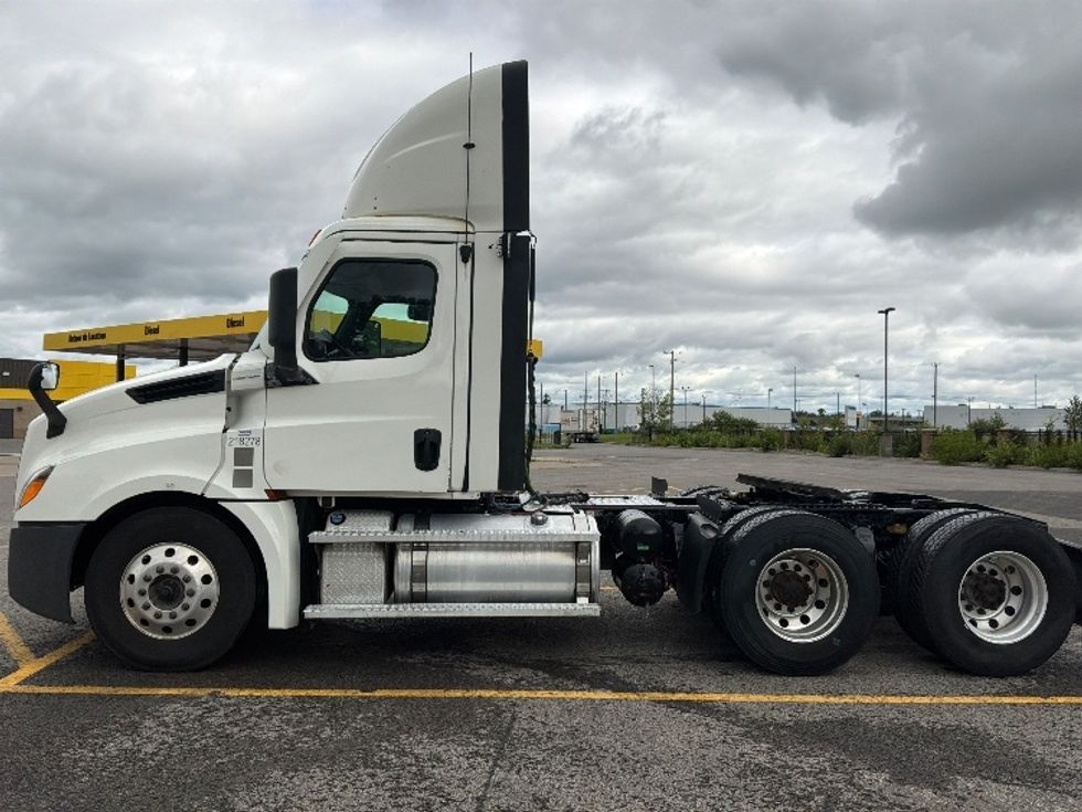 Day Cab Tractor-Heavy Duty Tractors-Freightliner-2021-T12664ST-Ste-Foy-PQ-819,823\n\t\tkm-$ 59,250 - Image 4