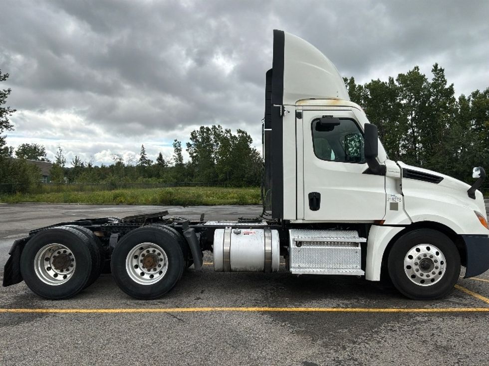 Day Cab Tractor-Heavy Duty Tractors-Freightliner-2021-T12664ST-Ste-Foy-PQ-819,823\n\t\tkm-$ 59,250 - Image 8