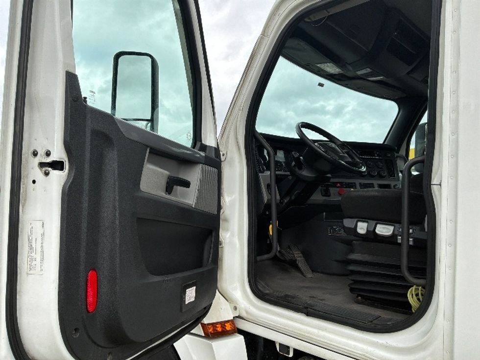 Day Cab Tractor-Heavy Duty Tractors-Freightliner-2021-T12664ST-Ste-Foy-PQ-819,823\n\t\tkm-$ 59,250 - Image 9