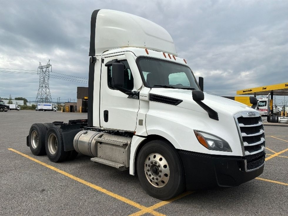 Day Cab Tractor-Heavy Duty Tractors-Freightliner-2021-T12664ST-Ste-Foy-PQ-851,343\n\t\tkm-$ 60,750 - Image 1