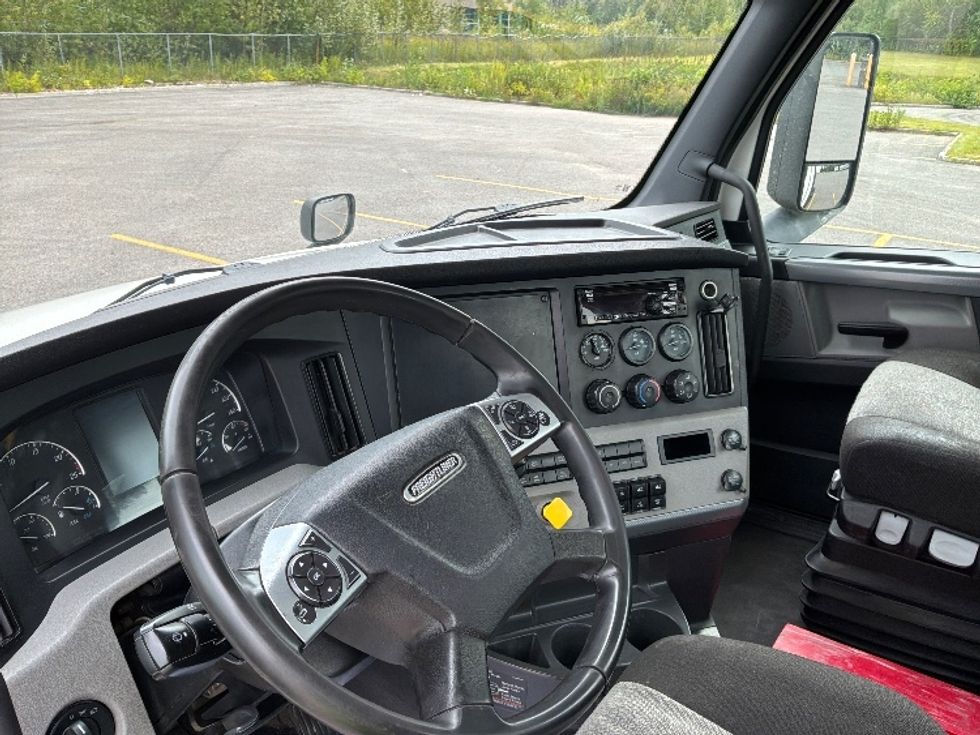 Day Cab Tractor-Heavy Duty Tractors-Freightliner-2021-T12664ST-Ste-Foy-PQ-851,343\n\t\tkm-$ 60,750 - Image 10