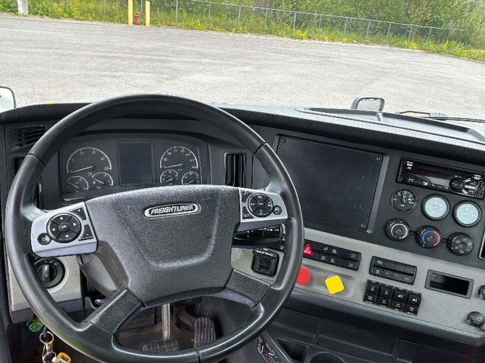 Day Cab Tractor-Heavy Duty Tractors-Freightliner-2021-T12664ST-Ste-Foy-PQ-851,343\n\t\tkm-$ 60,750 - Image 11