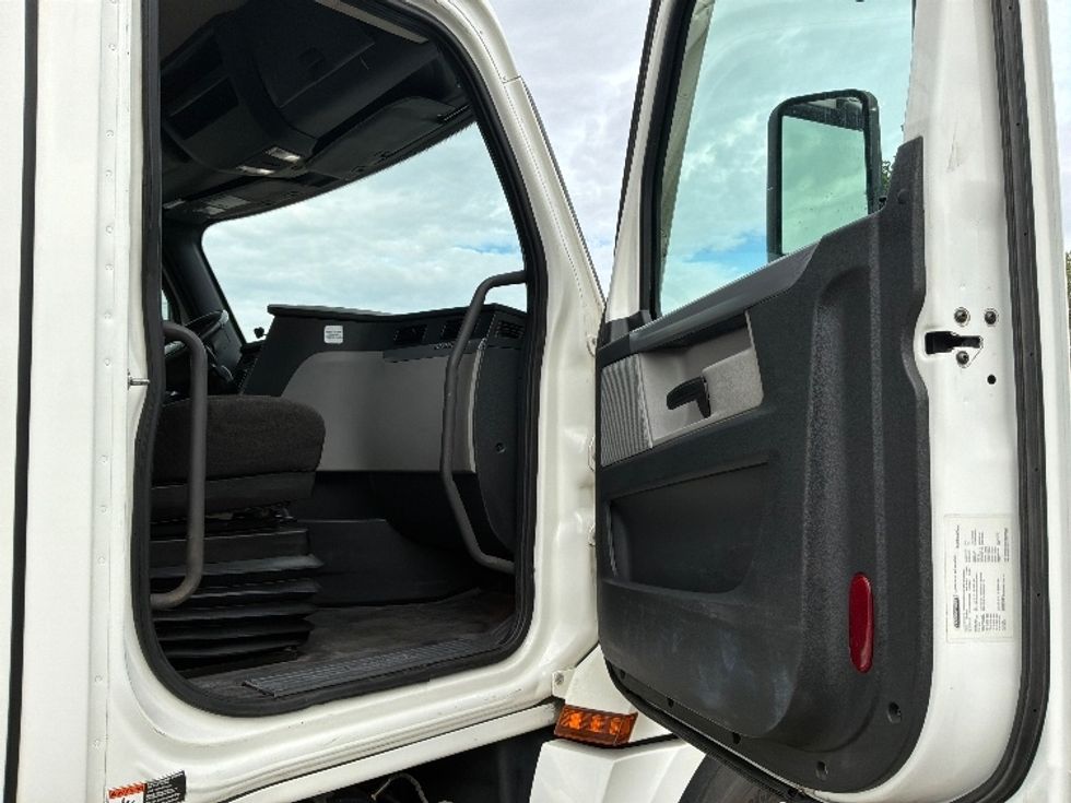 Day Cab Tractor-Heavy Duty Tractors-Freightliner-2021-T12664ST-Ste-Foy-PQ-851,343\n\t\tkm-$ 60,750 - Image 12