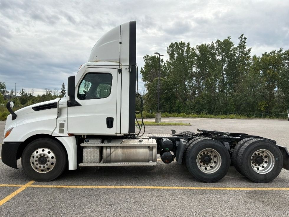 Day Cab Tractor-Heavy Duty Tractors-Freightliner-2021-T12664ST-Ste-Foy-PQ-851,343\n\t\tkm-$ 60,750 - Image 4