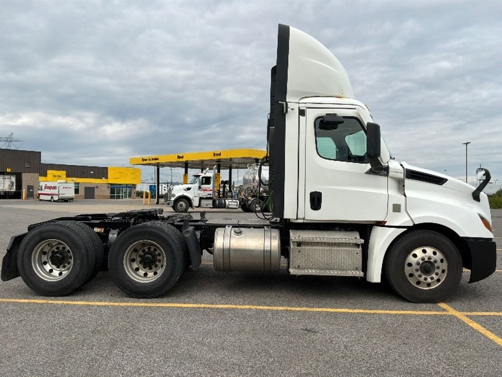 Day Cab Tractor-Heavy Duty Tractors-Freightliner-2021-T12664ST-Ste-Foy-PQ-851,343\n\t\tkm-$ 60,750 - Image 8