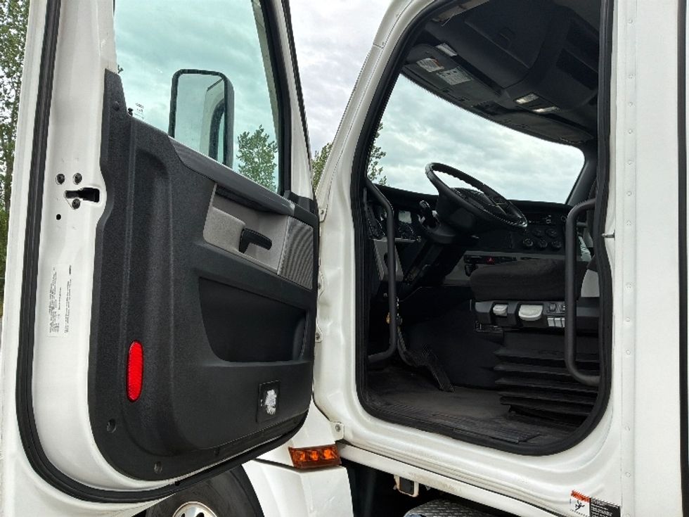 Day Cab Tractor-Heavy Duty Tractors-Freightliner-2021-T12664ST-Ste-Foy-PQ-851,343\n\t\tkm-$ 60,750 - Image 9