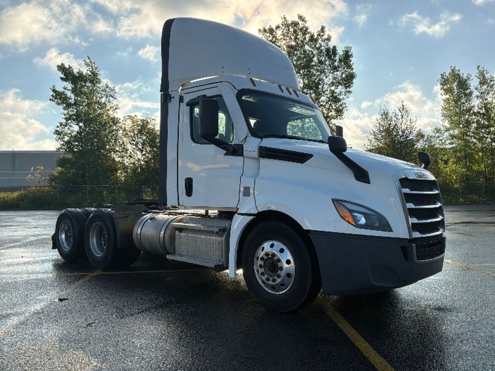 Day Cab Tractor-Heavy Duty Tractors-Freightliner-2021-T12664ST-Ste-Foy-PQ-856,559\n\t\tkm-$ 63,250 - Image 1