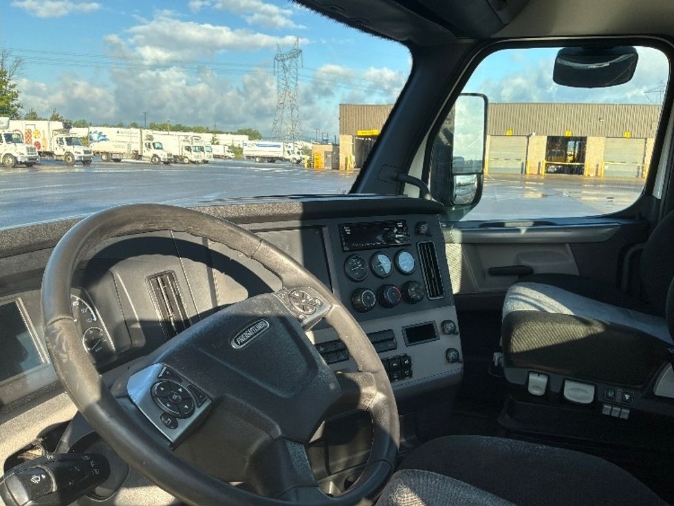 Day Cab Tractor-Heavy Duty Tractors-Freightliner-2021-T12664ST-Ste-Foy-PQ-856,559\n\t\tkm-$ 63,250 - Image 10