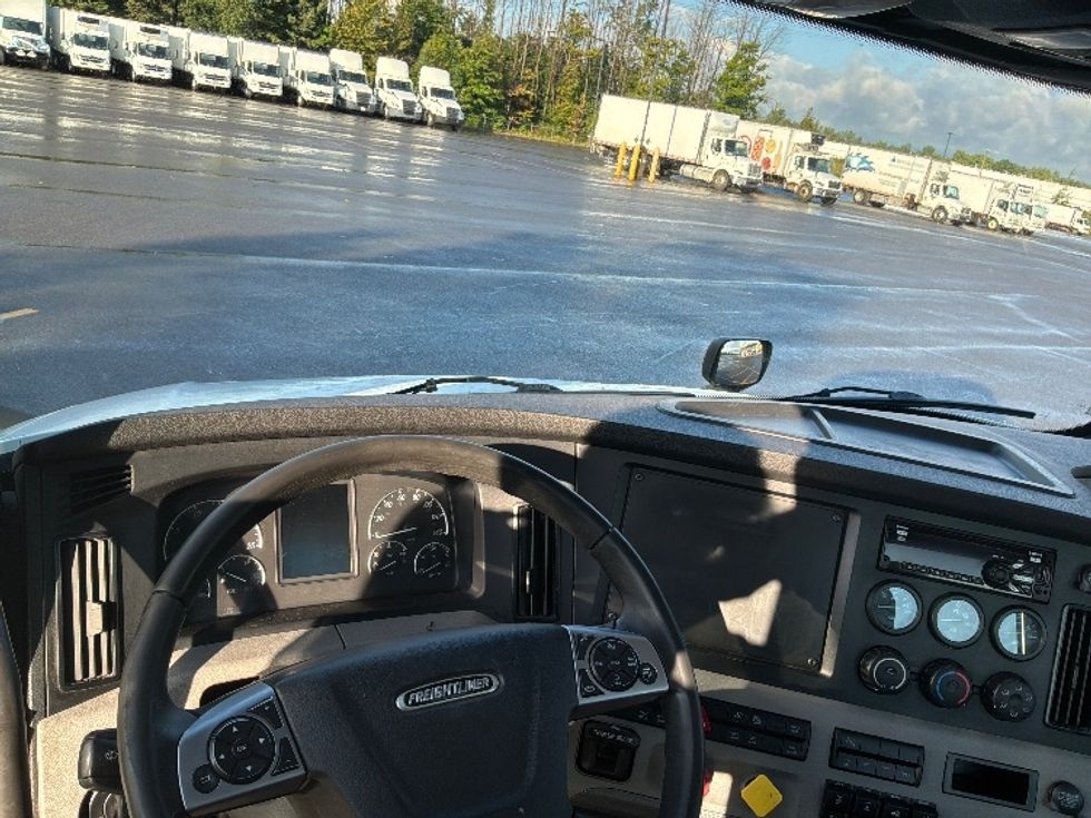 Day Cab Tractor-Heavy Duty Tractors-Freightliner-2021-T12664ST-Ste-Foy-PQ-856,559\n\t\tkm-$ 63,250 - Image 11