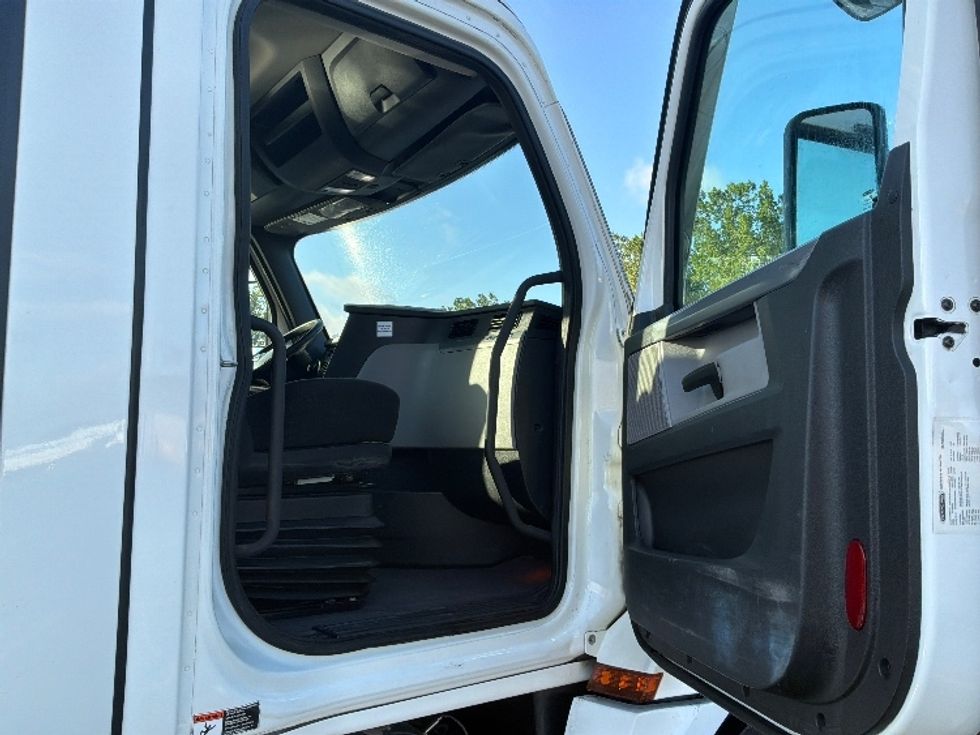 Day Cab Tractor-Heavy Duty Tractors-Freightliner-2021-T12664ST-Ste-Foy-PQ-856,559\n\t\tkm-$ 63,250 - Image 12