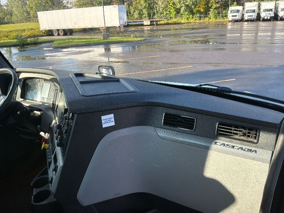 Day Cab Tractor-Heavy Duty Tractors-Freightliner-2021-T12664ST-Ste-Foy-PQ-856,559\n\t\tkm-$ 63,250 - Image 13