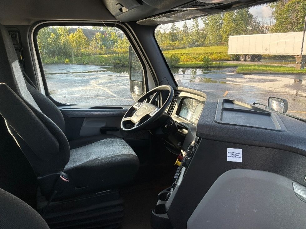 Day Cab Tractor-Heavy Duty Tractors-Freightliner-2021-T12664ST-Ste-Foy-PQ-856,559\n\t\tkm-$ 63,250 - Image 14