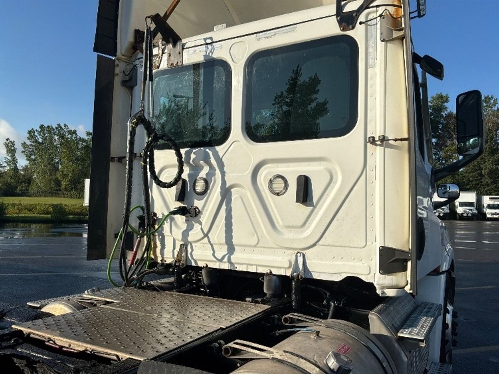 Day Cab Tractor-Heavy Duty Tractors-Freightliner-2021-T12664ST-Ste-Foy-PQ-856,559\n\t\tkm-$ 63,250 - Image 18