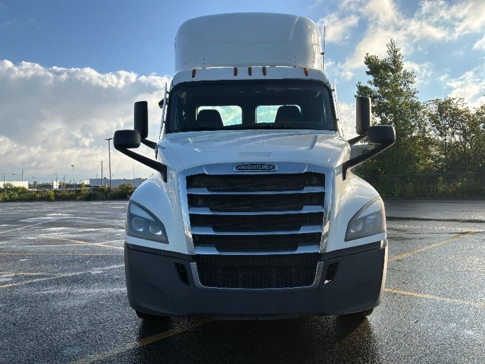 Day Cab Tractor-Heavy Duty Tractors-Freightliner-2021-T12664ST-Ste-Foy-PQ-856,559\n\t\tkm-$ 63,250 - Image 2