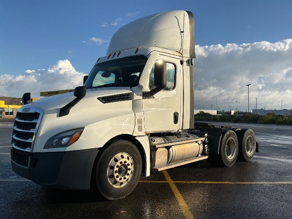 Day Cab Tractor-Heavy Duty Tractors-Freightliner-2021-T12664ST-Ste-Foy-PQ-856,559\n\t\tkm-$ 63,250 - Image 3