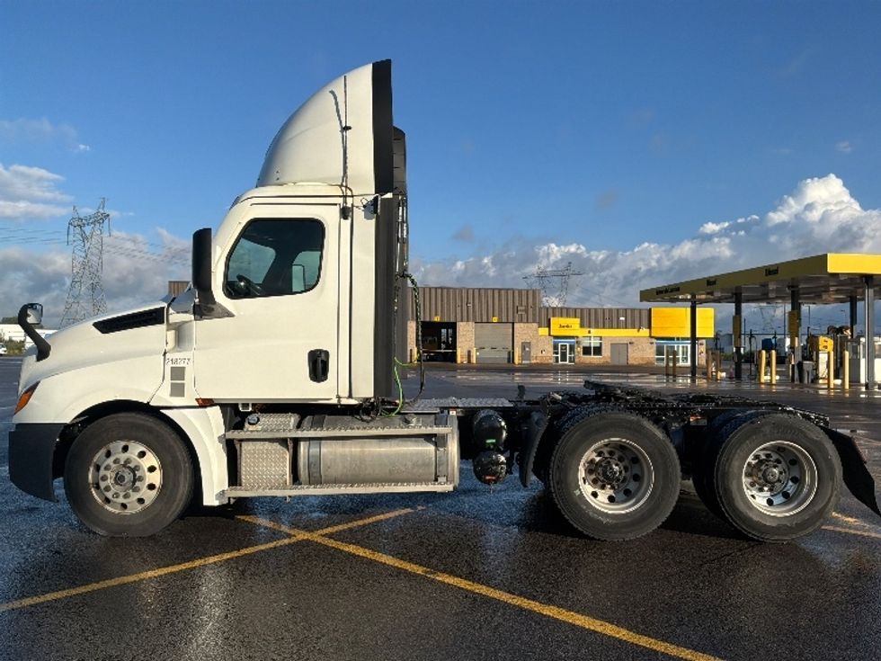 Day Cab Tractor-Heavy Duty Tractors-Freightliner-2021-T12664ST-Ste-Foy-PQ-856,559\n\t\tkm-$ 63,250 - Image 4