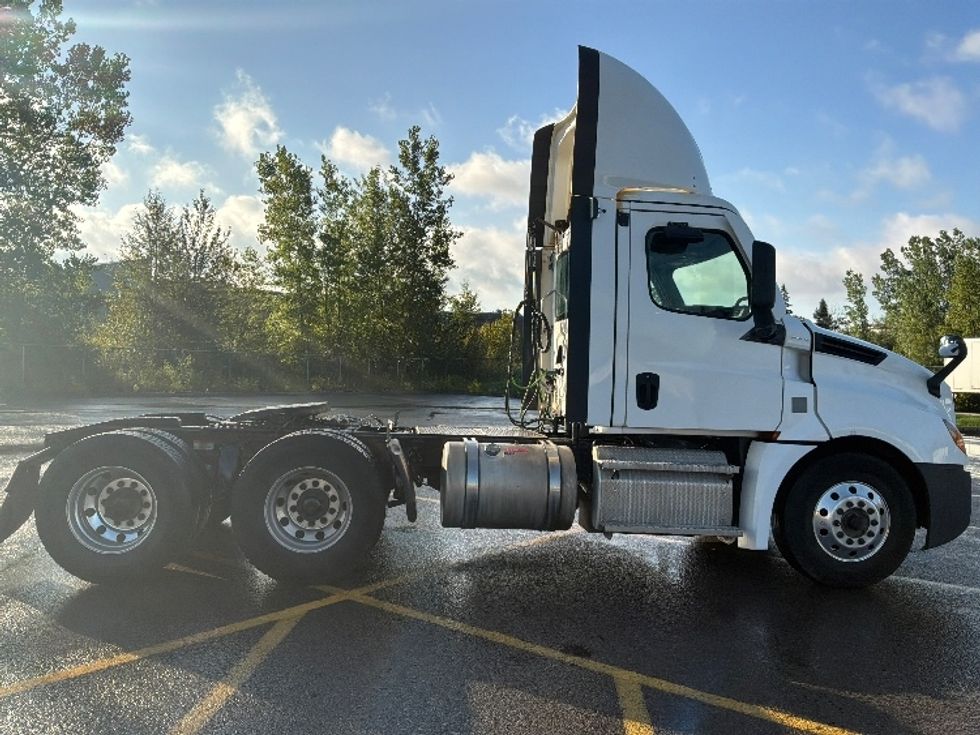 Day Cab Tractor-Heavy Duty Tractors-Freightliner-2021-T12664ST-Ste-Foy-PQ-856,559\n\t\tkm-$ 63,250 - Image 8