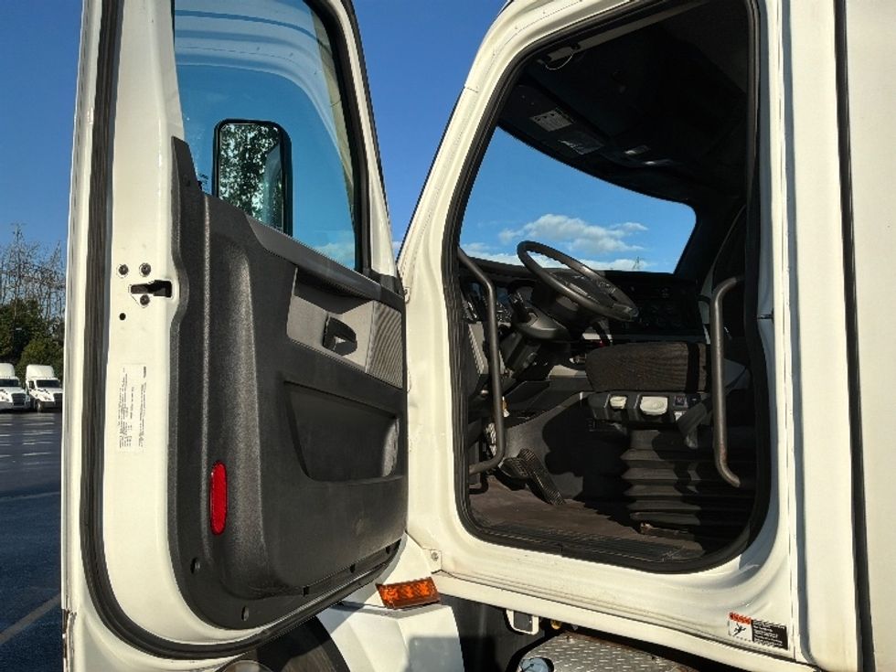Day Cab Tractor-Heavy Duty Tractors-Freightliner-2021-T12664ST-Ste-Foy-PQ-856,559\n\t\tkm-$ 63,250 - Image 9
