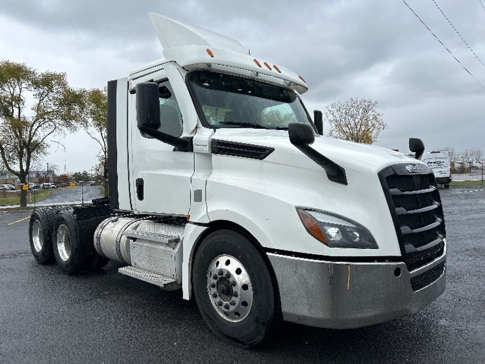 Day Cab Tractor-Heavy Duty Tractors-Freightliner-2021-T12664ST-Ste-Foy-PQ-898,999\n\t\tkm-$ 50,500 - Image 1
