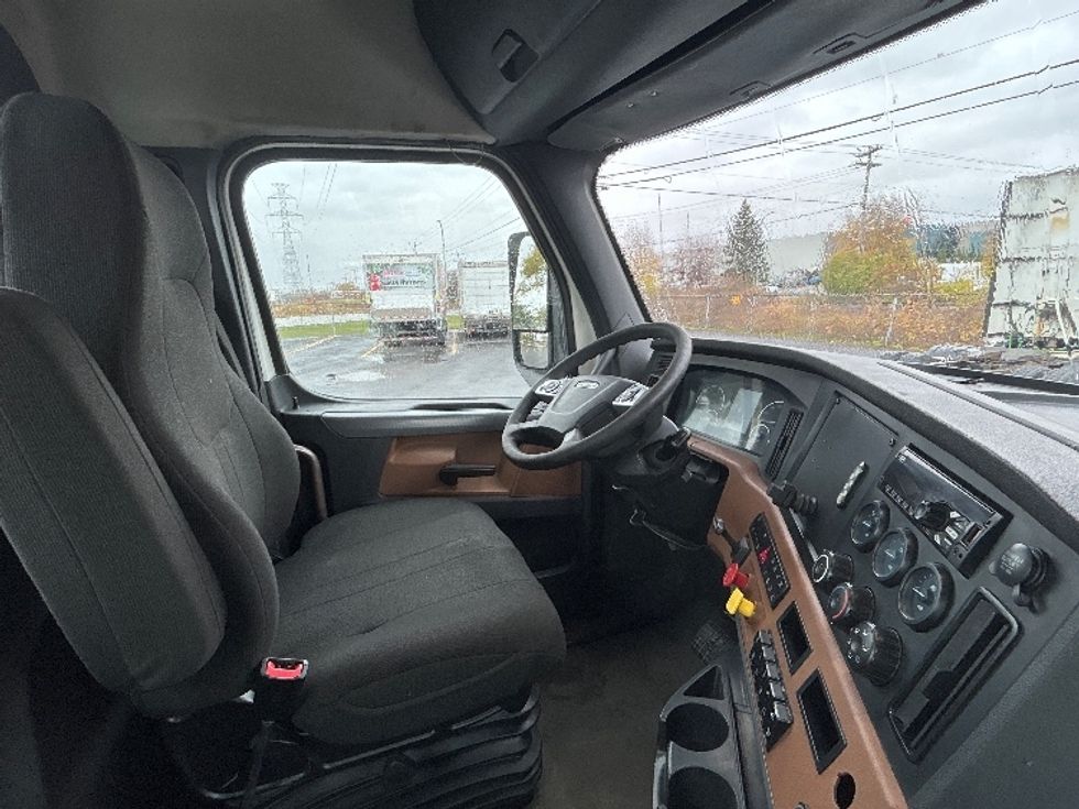Day Cab Tractor-Heavy Duty Tractors-Freightliner-2021-T12664ST-Ste-Foy-PQ-898,999\n\t\tkm-$ 50,500 - Image 14